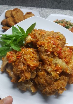 Foto resep Ayam geprek pedes nampol