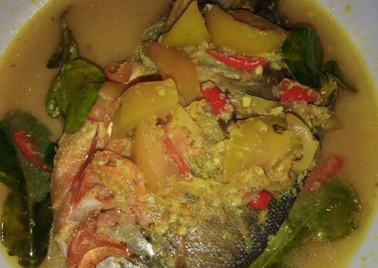 Langkah Mudah untuk Menyiapkan Ikan bawal bumbu kuning daun jeruk Anti Gagal