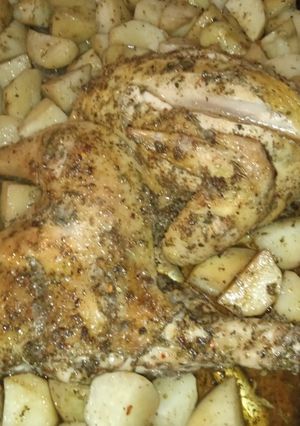 Una foto de Pollo al horno con papas y arroz frito a mi estilo 🇺🇾🇺🇾👌👌