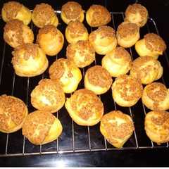 A picture of Choux craquelin.