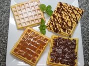 Una foto de waffles dulces con harina leudante