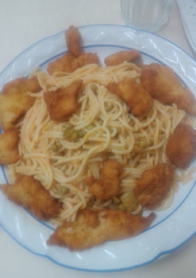 Una foto de Espaguetis con pisto, y trozos de pollo