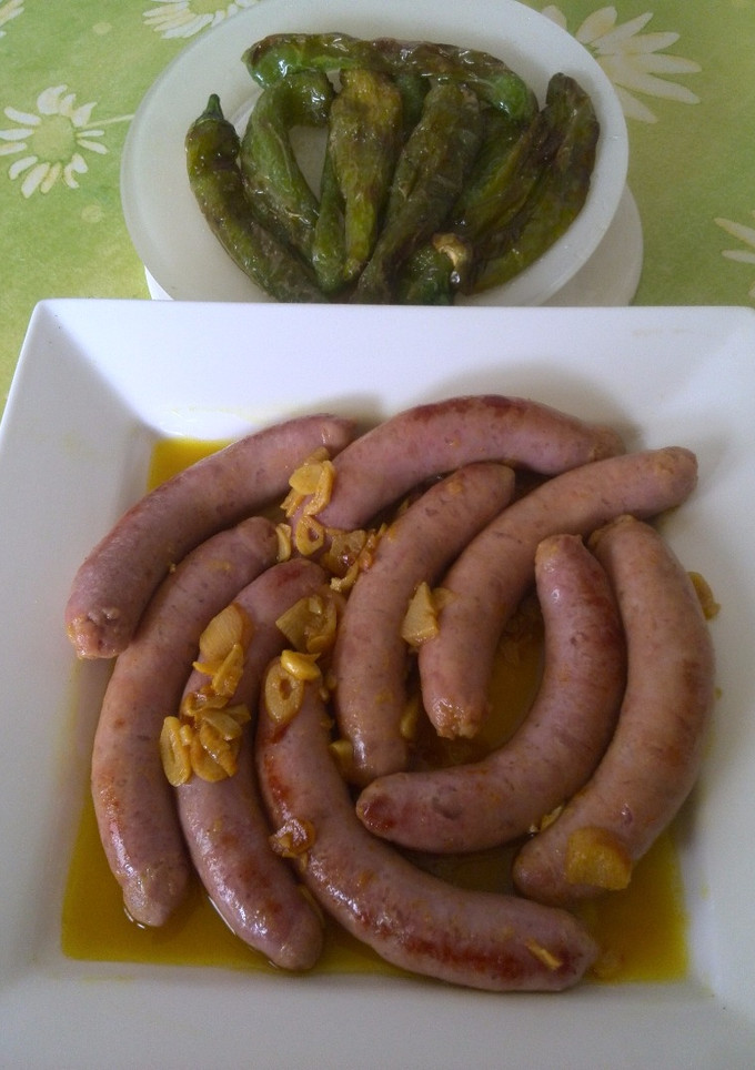 Una foto de Salchichas en salsa de ajos