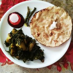 A picture of Methi alu with makke ki roti.
