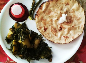 A picture of Methi alu with makke ki roti.