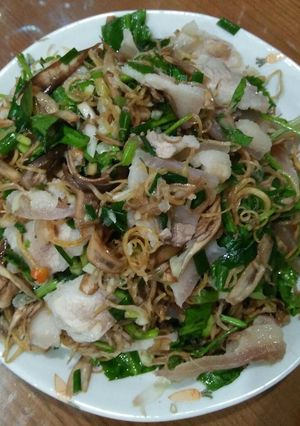 Hình của món Gỏi hoa chuối, rau càng cua, da heo, thịt ba chỉ.