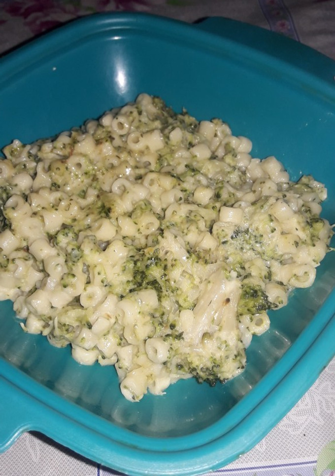 Una foto de Fideos con brócoli y crema