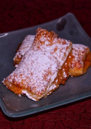 Una foto de Hojaldre relleno de mermelada de nísperos