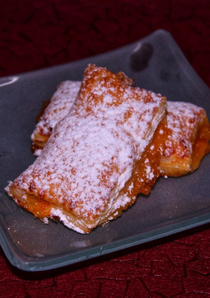 Una foto de Hojaldre relleno de mermelada de nísperos