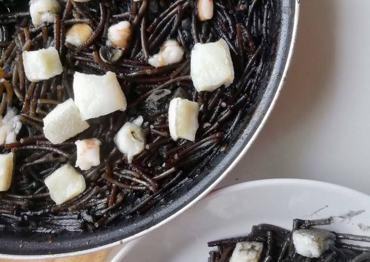 š„FideuĆ” negra con sepia, langostino y bacalao confitadoš„