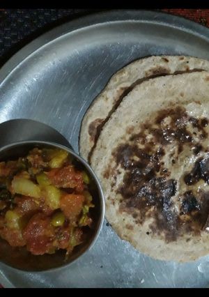 आलू -गाजर की सब्जी (aloo gajar ki sabzi recipe in Hindi) रेसिपी मुख्य फोटो
