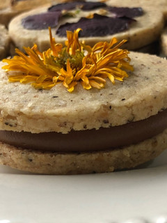 Una foto de Alfajor de nuez y dulce de leche fácil, rápida y rendidora !