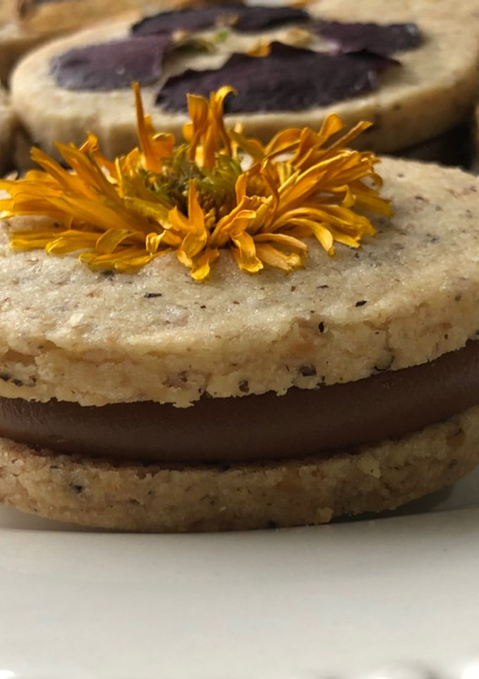 Una foto de Alfajor de nuez y dulce de leche fácil, rápida y rendidora !