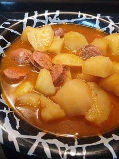 Una foto de Patatas con chorizo a la sidra🍾