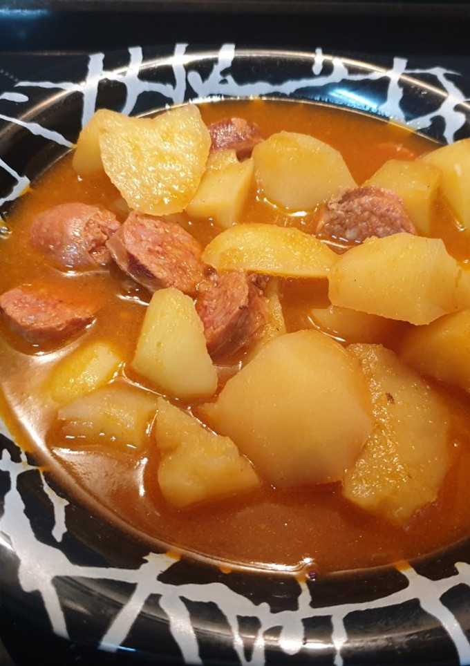 Una foto de Patatas con chorizo a la sidra🍾