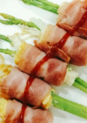 Hình của món Thịt xông khói cuộn măng tây.