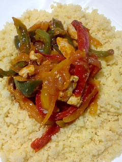 Una foto de Pollo con verduras y cuscús