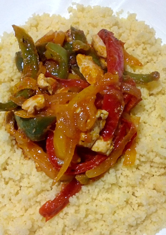 Una foto de Pollo con verduras y cuscús