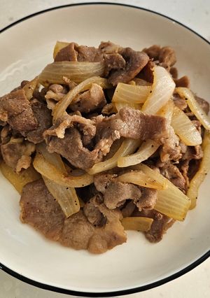 黑胡椒洋蔥炒豬肉(在冰箱裡謎食#27) 的食譜成品照片