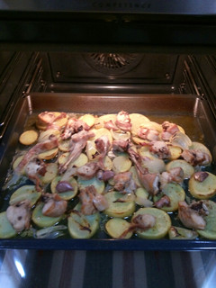 Una foto de Conejo al horno con patatas