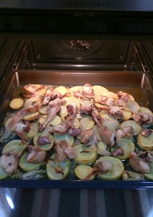 Una foto de Conejo al horno con patatas