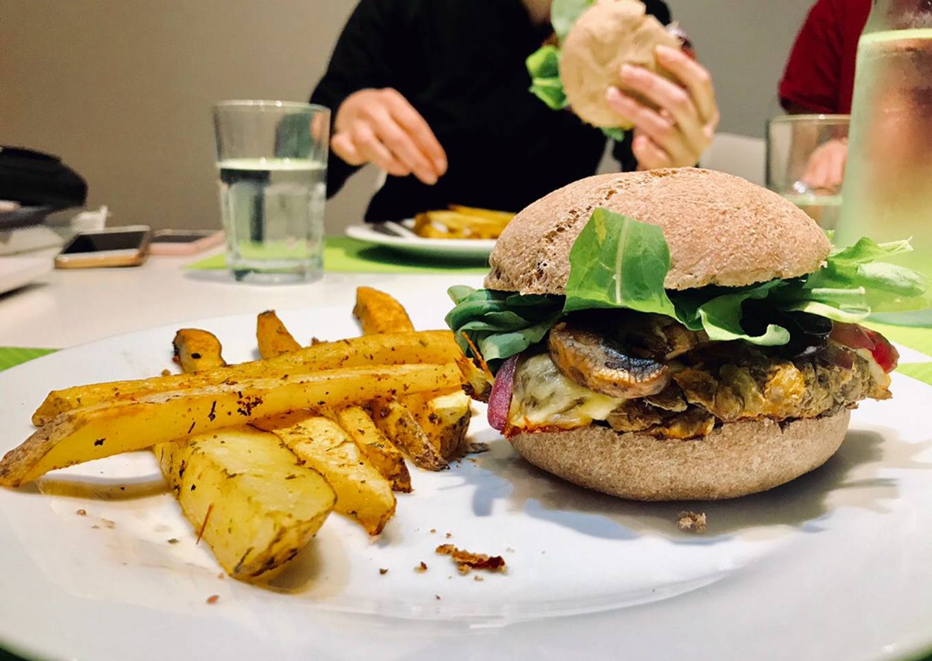 Burger Veggie de lentejas, champiñones, cebollita caramelizada, queso y rúcula en pan integral 🍔