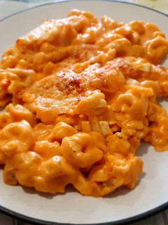 Una foto de Tortellini gratinados con salsa de bechamel con tomate