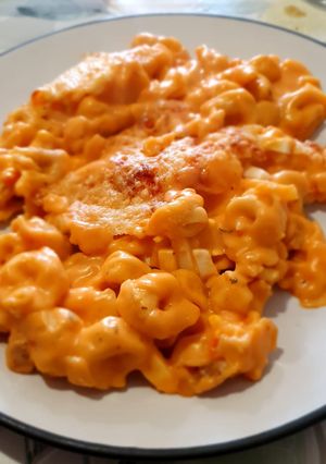 Foto principal de Tortellini gratinados con salsa de bechamel con tomate