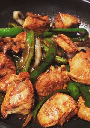 Una foto de Wok de pollo