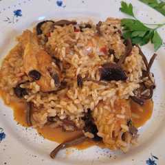 Una foto de Arroz con pollo y setas