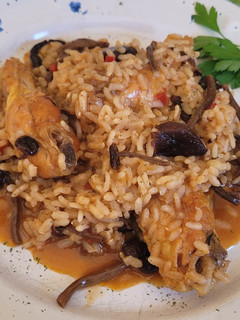 Una foto de Arroz con pollo y setas