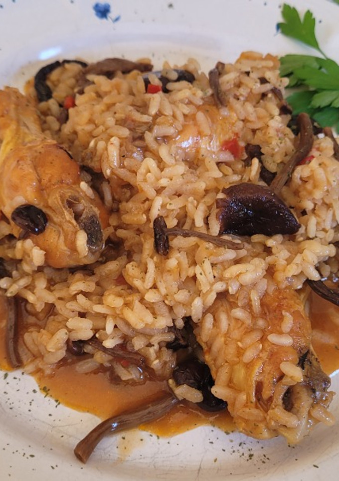 Una foto de Arroz con pollo y setas