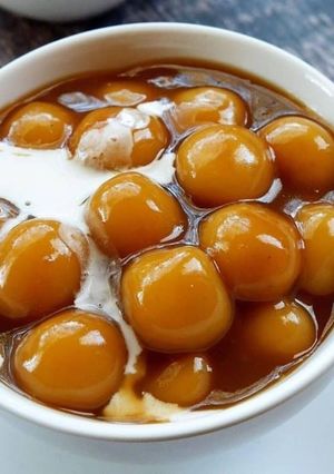 A picture of KOLAK BIJI SALAK - SWEET POTATO BALLS WITH PALM SUGAR SYRUP AND COCONUT MILK.