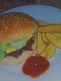 Hamburguesa casera rica y fácil de hacer con patatas
