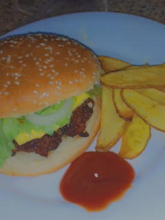 Una foto de Hamburguesa casera rica y fácil de hacer con patatas