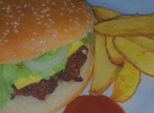 Una foto de Hamburguesa casera rica y fácil de hacer con patatas