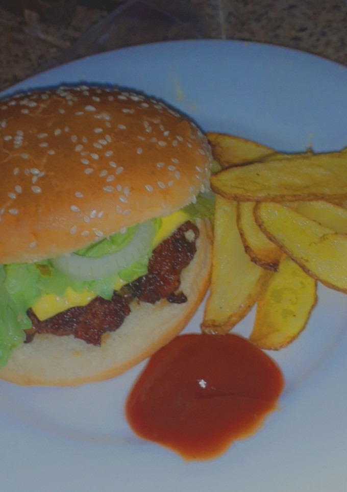 Una foto de Hamburguesa casera rica y fácil de hacer con patatas