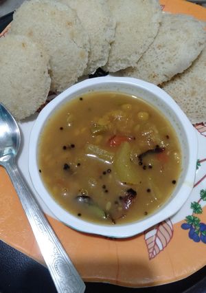 सूजी इडली विद सांबर(suji idli with sambhar recipe in hindi) रेसिपी मुख्य फोटो