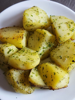 Una foto de Patatas con salsa verde