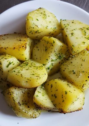 Una foto de Patatas con salsa verde