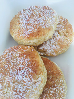 Una foto de Buttermilk biscuits- bizcochos de suero de leche