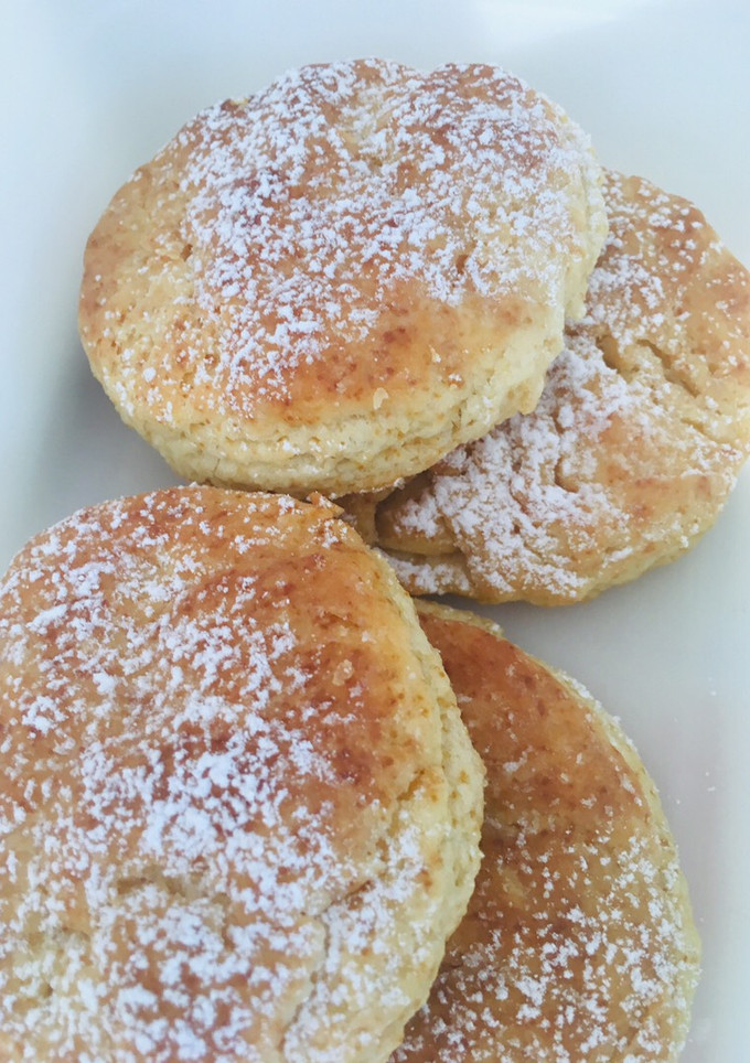 Una foto de Buttermilk biscuits- bizcochos de suero de leche