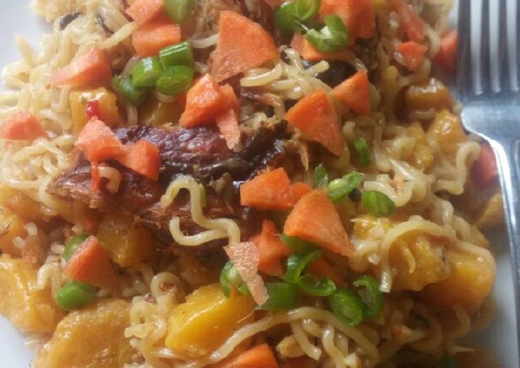 Recipe of Ultimate Jollof Indomie with dry Fish and plantain