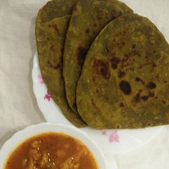 A picture of Palak Paratha.