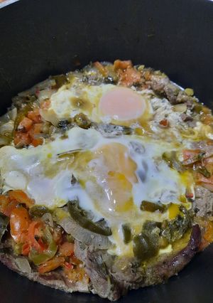Una foto de Carne a la cacerola multicolor, multisabor