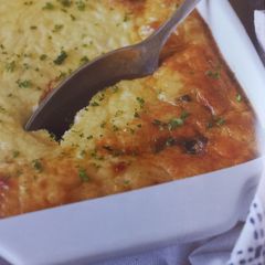 A picture of Mince meat and Mushroom Pie.