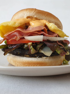 Una foto de Hamburguesas de champiñones con queso y salsa “quasi” veganesa