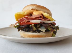 Una foto de Hamburguesas de champiñones con queso y salsa “quasi” veganesa