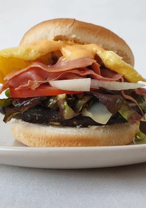 Una foto de Hamburguesas de champiñones con queso y salsa “quasi” veganesa