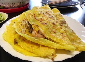 Hình của món Bánh xèo nhân tôm thịt bằm.